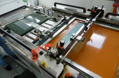 分（fèn）析一下全自動絲網印（yìn）刷機為什麽會產生靜電？